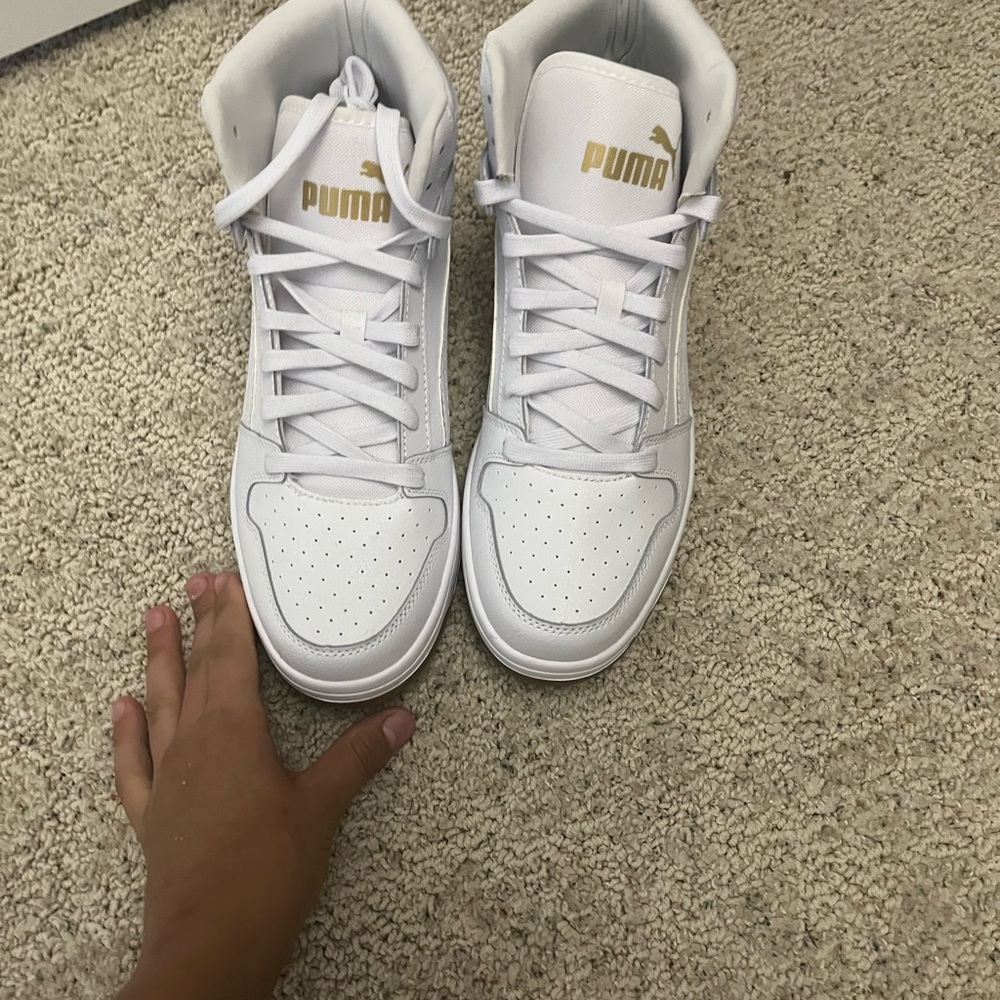 For sale good shoes and they and they look good and they are white